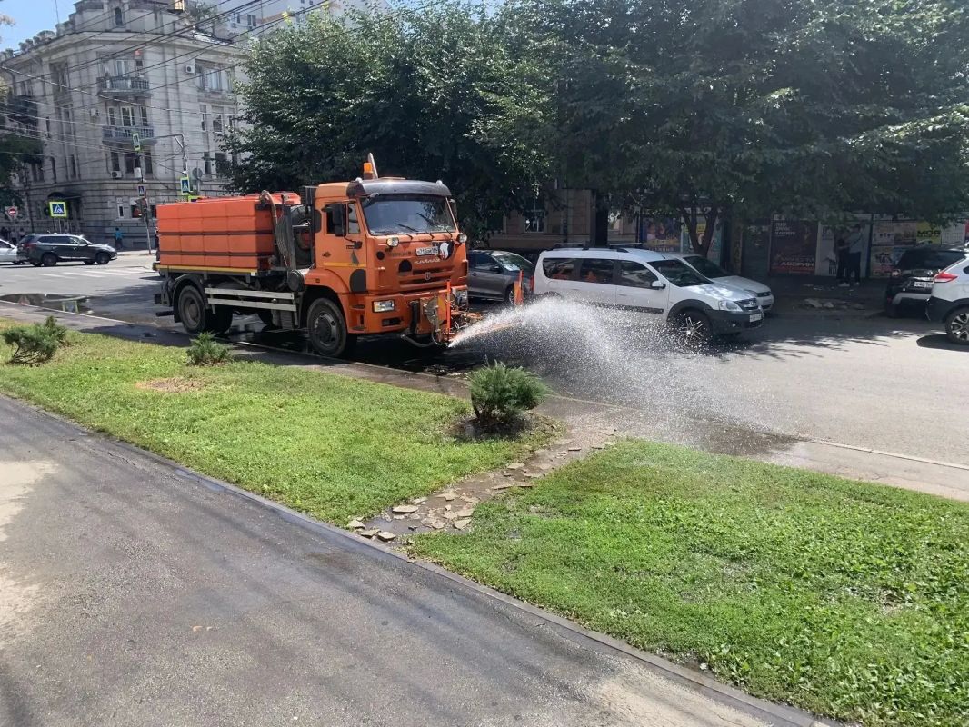 Уборка города. Коммунальные службы осуществляют работы по покосу травы, механизированной и ручной очистке тротуаров и прилотковой части дорог, сбору мелкого мусора, случайного мусора, а также очистке контейнерных площадок и... Уборка города. Коммунальные службы осуществляют работы по покосу травы, механизированной и ручной очистке тротуаров и прилотковой части дорог, сбору мелкого мусора, случайного мусора, а также очистке контейнерных площадок и...