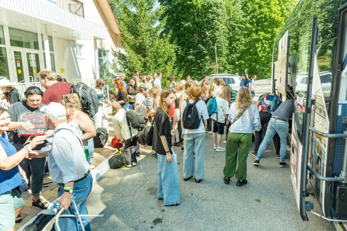 В городе-курорте Хвалынске встретились молодые художники и мастера В городе-курорте Хвалынске встретились молодые художники и мастера