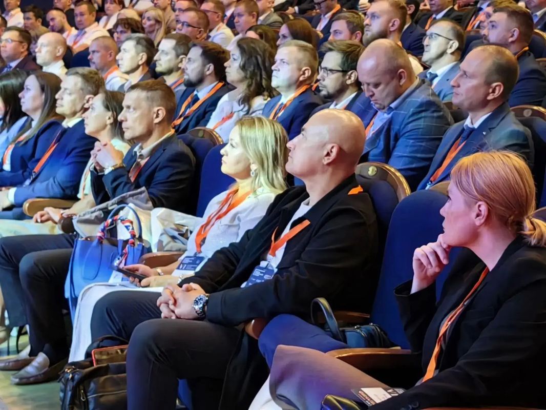 Александр Моор призвал финалистов конкурса «Лидеры строительной отрасли» предлагать идеи для развития России Александр Моор призвал финалистов конкурса «Лидеры строительной отрасли» предлагать идеи для развития России