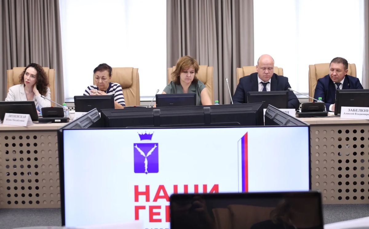 Председатель Саратовской областной Думы Алексей Антонов провел рабочее совещание, посвященное реализации программы «Наши герои» Председатель Саратовской областной Думы Алексей Антонов провел рабочее совещание, посвященное реализации программы «Наши герои»