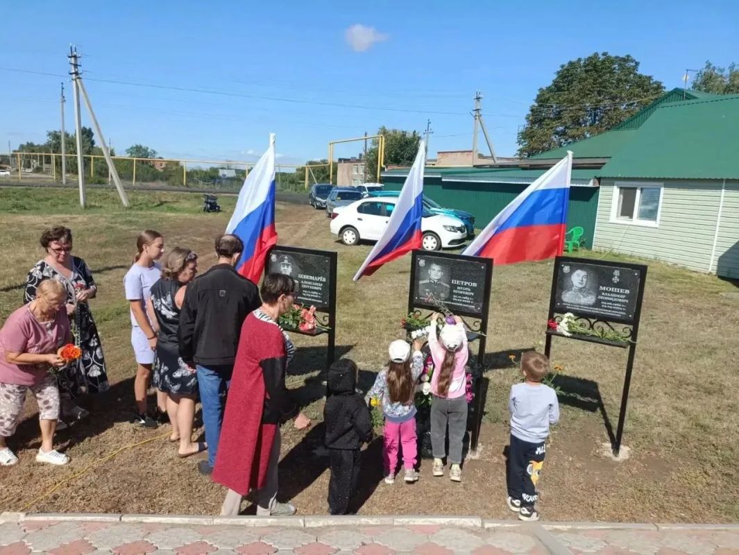 В селе Еланка Быково-Отрогского МО состоялось торжественное открытие Аллеи памяти землякам – участникам специальной военной операции В селе Еланка Быково-Отрогского МО состоялось торжественное открытие Аллеи памяти землякам – участникам специальной военной операции