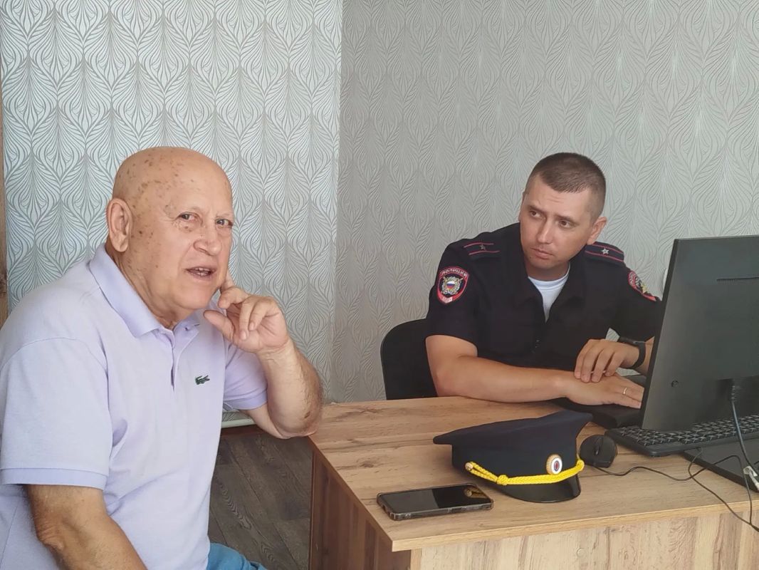 В рамках акции «Один день с участковым», направленной на повышение открытости и доверия к работе органов правопорядка, председатель Общественного совета при МО МВД России «Вольский» Александр Головачёв провёл рабочий день... В рамках акции «Один день с участковым», направленной на повышение открытости и доверия к работе органов правопорядка, председатель Общественного совета при МО МВД России «Вольский» Александр Головачёв провёл рабочий день...