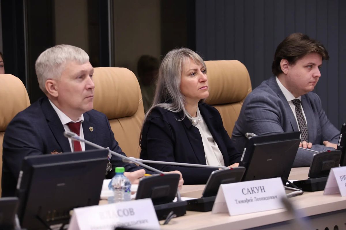 Председатель Саратовской областной Думы Алексей Антонов провел рабочее совещание, посвященное реализации программы «Наши герои» Председатель Саратовской областной Думы Алексей Антонов провел рабочее совещание, посвященное реализации программы «Наши герои»
