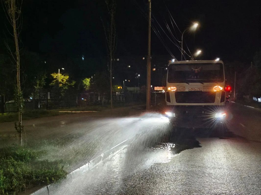 Уборка города. Коммунальные службы осуществляют работы по покосу травы, сбору мелкого мусора, случайного мусора, а также очистке контейнерных площадок и прилегающих территорий, а также содержание объектов улично-дорожной... Уборка города. Коммунальные службы осуществляют работы по покосу травы, сбору мелкого мусора, случайного мусора, а также очистке контейнерных площадок и прилегающих территорий, а также содержание объектов улично-дорожной...