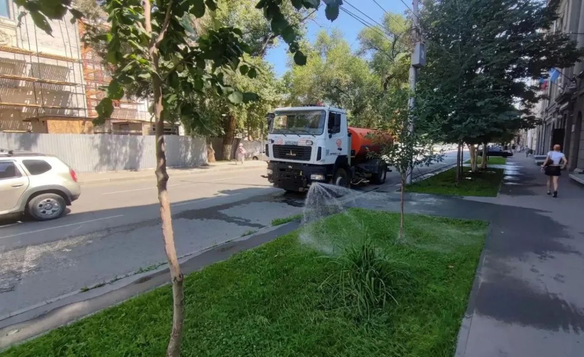 Уборка города. Коммунальные службы осуществляют работы по покосу травы, сбору мелкого мусора, случайного мусора, а также очистке контейнерных площадок и прилегающих территорий, а также содержание объектов улично-дорожной... Уборка города. Коммунальные службы осуществляют работы по покосу травы, сбору мелкого мусора, случайного мусора, а также очистке контейнерных площадок и прилегающих территорий, а также содержание объектов улично-дорожной...