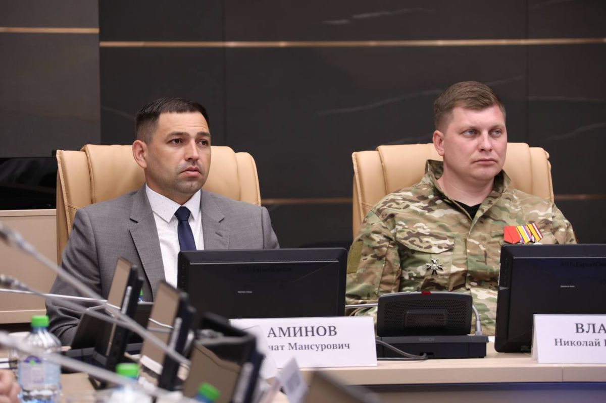 Председатель Саратовской областной Думы Алексей Антонов провел рабочее совещание, посвященное реализации программы «Наши герои» Председатель Саратовской областной Думы Алексей Антонов провел рабочее совещание, посвященное реализации программы «Наши герои»