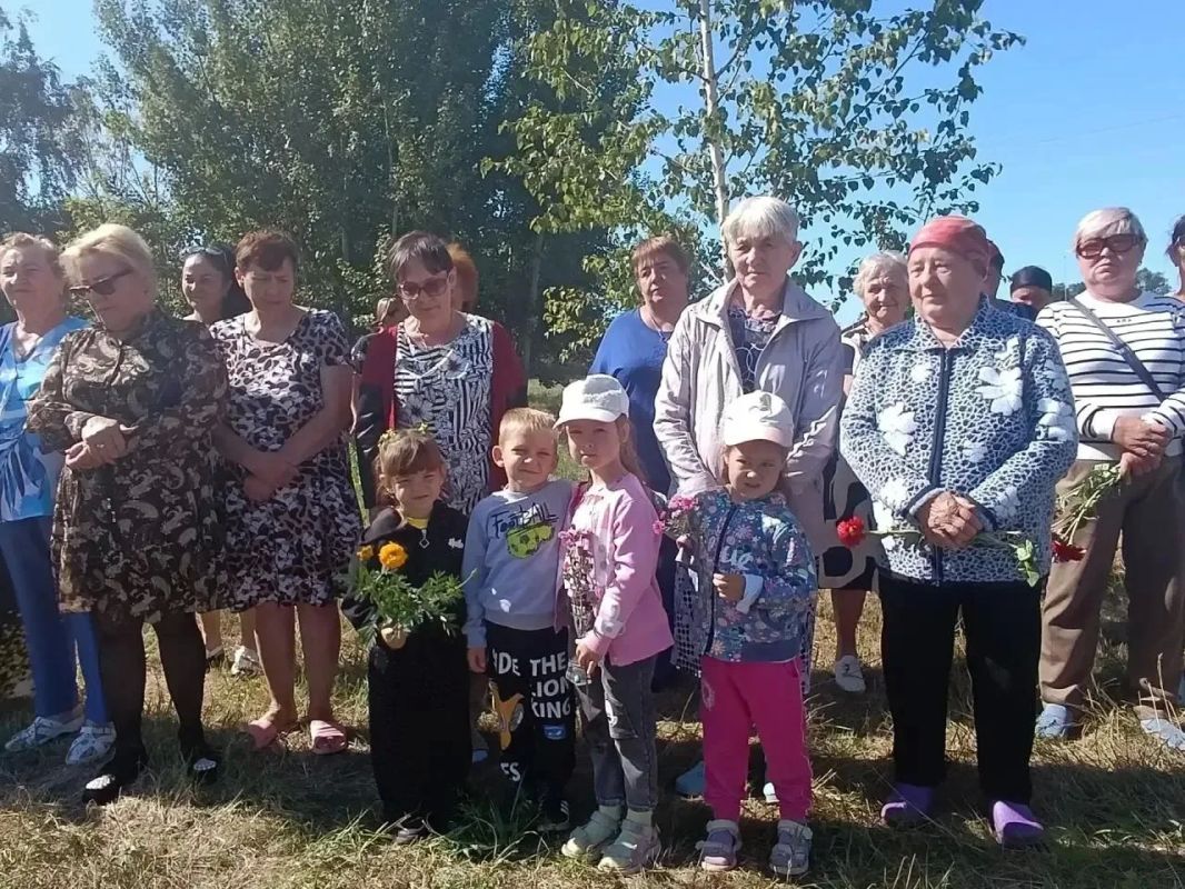 В селе Еланка Быково-Отрогского МО состоялось торжественное открытие Аллеи памяти землякам – участникам специальной военной операции В селе Еланка Быково-Отрогского МО состоялось торжественное открытие Аллеи памяти землякам – участникам специальной военной операции