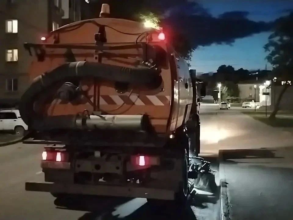 Уборка города. Коммунальные службы осуществляют работы по покосу травы, опиловке деревьев, очистке контейнерных площадок и прилегающих территорий, а также содержанию объектов улично-дорожной сети и общественных пространств Уборка города. Коммунальные службы осуществляют работы по покосу травы, опиловке деревьев, очистке контейнерных площадок и прилегающих территорий, а также содержанию объектов улично-дорожной сети и общественных пространств