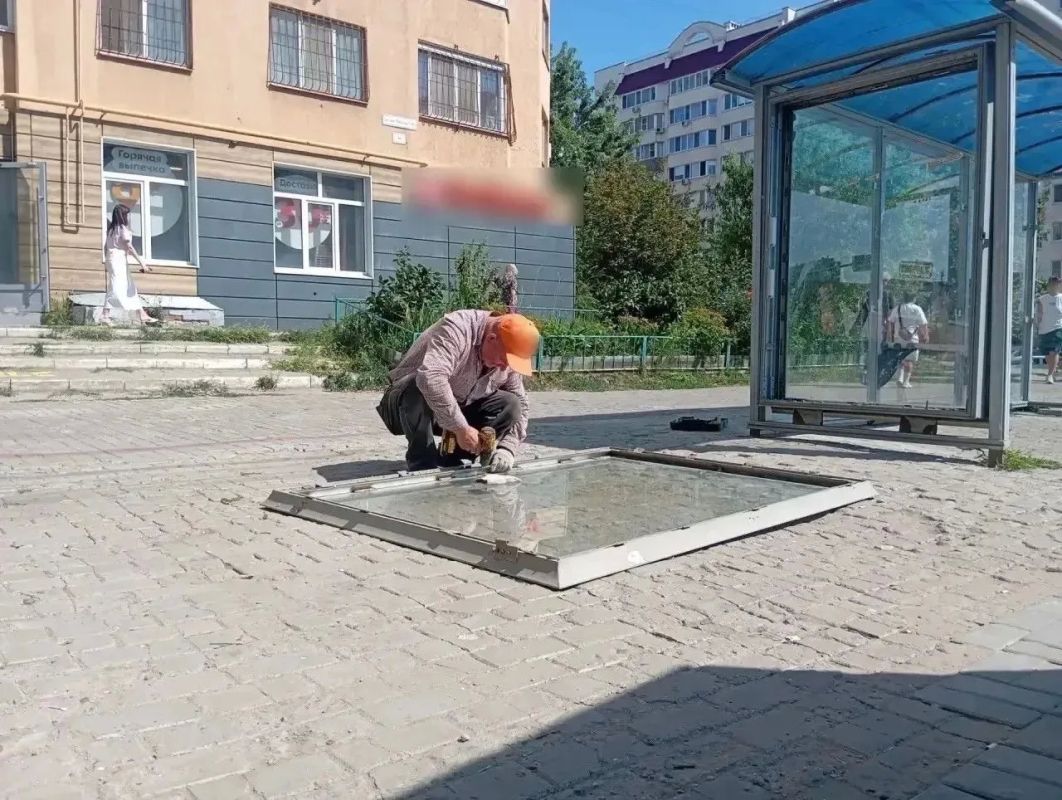 Уборка города. Коммунальные службы осуществляют работы по покосу травы, опиловке деревьев, очистке контейнерных площадок и прилегающих территорий, а также содержанию объектов улично-дорожной сети и общественных пространств Уборка города. Коммунальные службы осуществляют работы по покосу травы, опиловке деревьев, очистке контейнерных площадок и прилегающих территорий, а также содержанию объектов улично-дорожной сети и общественных пространств