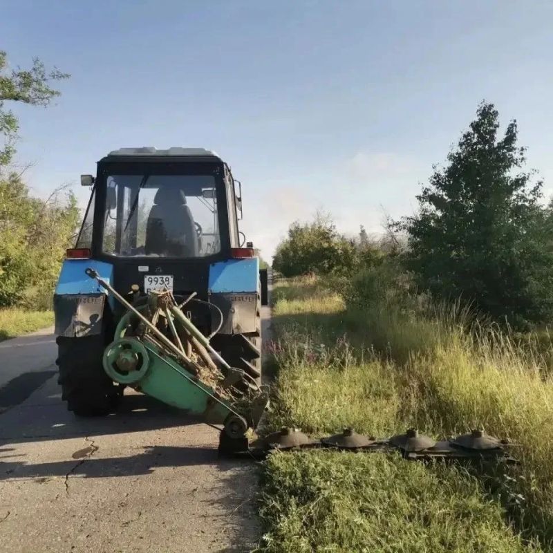 Уборка города. Коммунальные службы осуществляют работы по покосу травы, опиловке деревьев, очистке контейнерных площадок и прилегающих территорий, а также содержанию объектов улично-дорожной сети и общественных пространств Уборка города. Коммунальные службы осуществляют работы по покосу травы, опиловке деревьев, очистке контейнерных площадок и прилегающих территорий, а также содержанию объектов улично-дорожной сети и общественных пространств