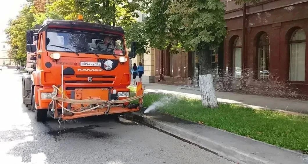 Уборка города. Коммунальные службы осуществляют работы по покосу травы, опиловке деревьев, очистке контейнерных площадок и прилегающих территорий, а также содержанию объектов улично-дорожной сети и общественных пространств Уборка города. Коммунальные службы осуществляют работы по покосу травы, опиловке деревьев, очистке контейнерных площадок и прилегающих территорий, а также содержанию объектов улично-дорожной сети и общественных пространств