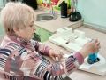 «Учебная кухня»: готовить с помощью адаптивной посуды учат аткарских пенсионеров