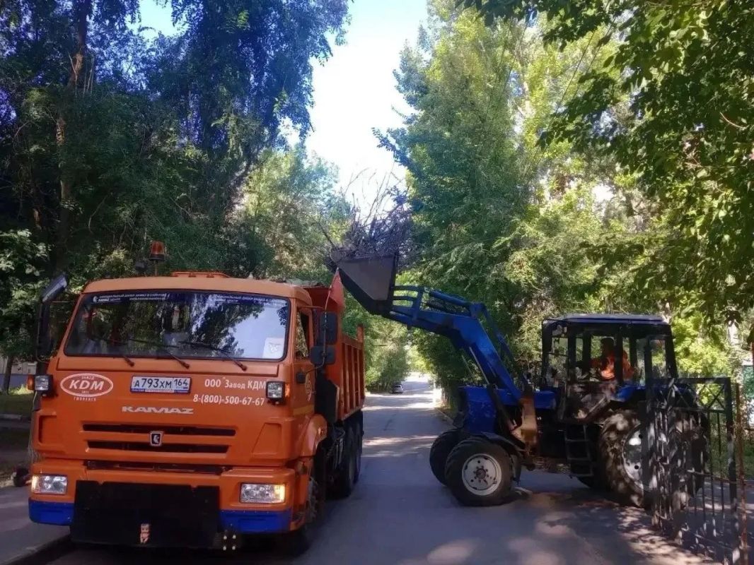 Уборка города. Коммунальные службы осуществляют работы по покосу травы, поливу зеленых зон, механизированной очистке тротуаров, очистке контейнерных площадок и прилегающих территорий, а также содержанию объектов... Уборка города. Коммунальные службы осуществляют работы по покосу травы, поливу зеленых зон, механизированной очистке тротуаров, очистке контейнерных площадок и прилегающих территорий, а также содержанию объектов...
