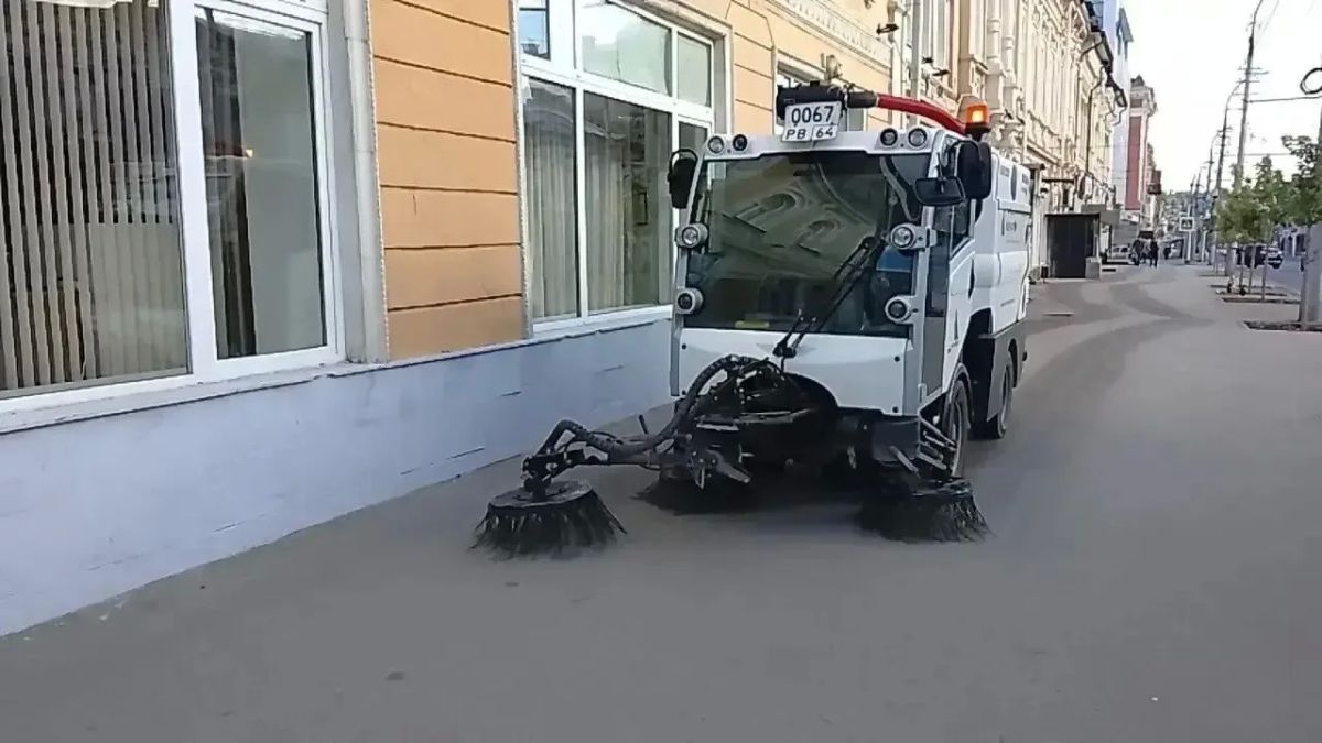 Уборка города. Коммунальные службы осуществляют работы по покосу травы, поливу зеленых зон, механизированной очистке тротуаров, очистке контейнерных площадок и прилегающих территорий, а также содержанию объектов... Уборка города. Коммунальные службы осуществляют работы по покосу травы, поливу зеленых зон, механизированной очистке тротуаров, очистке контейнерных площадок и прилегающих территорий, а также содержанию объектов...
