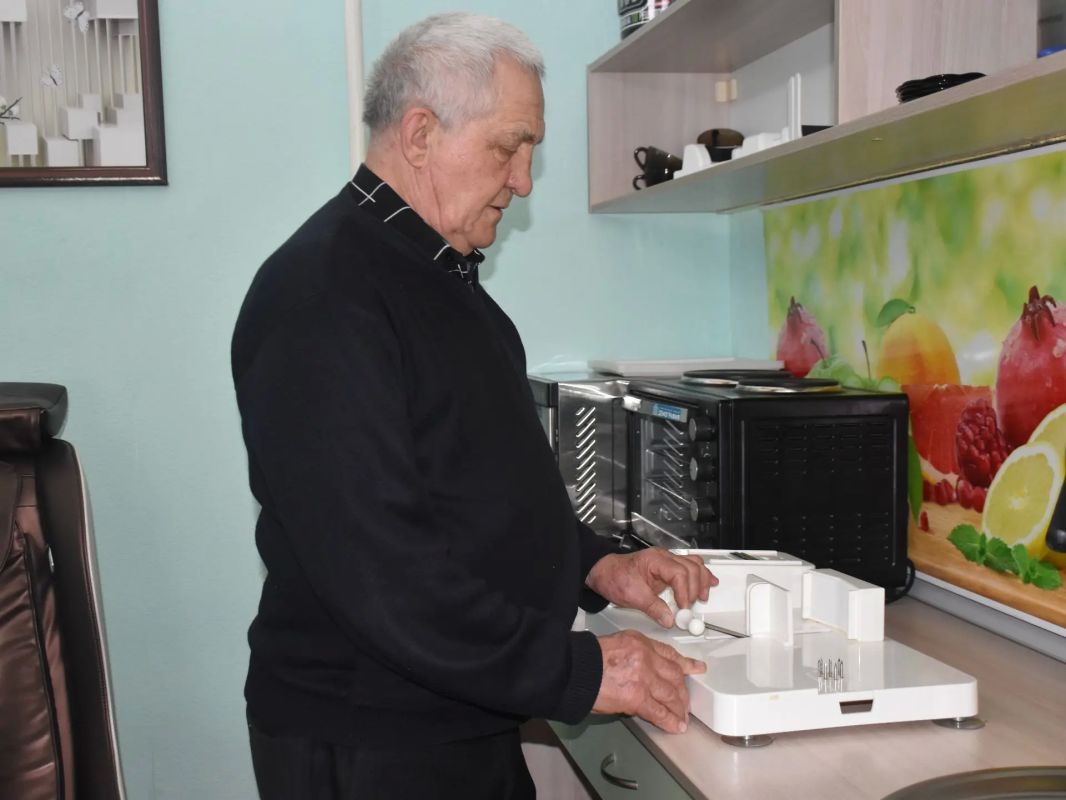 «Учебная кухня»: готовить с помощью адаптивной посуды учат аткарских пенсионеров «Учебная кухня»: готовить с помощью адаптивной посуды учат аткарских пенсионеров