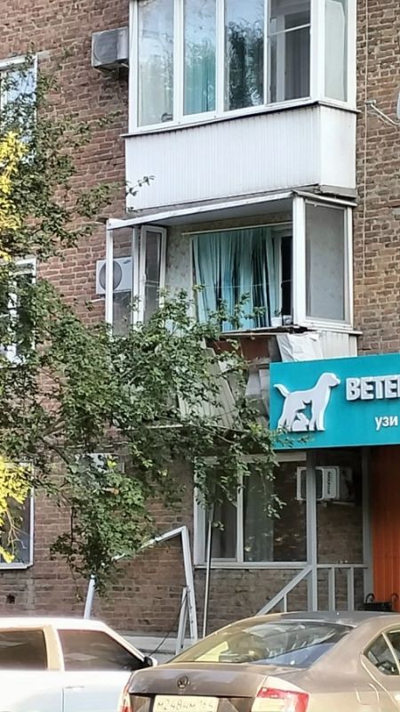 В Балашове выбило дверь квартиры от разрыва скороварки В Балашове выбило дверь квартиры от разрыва скороварки