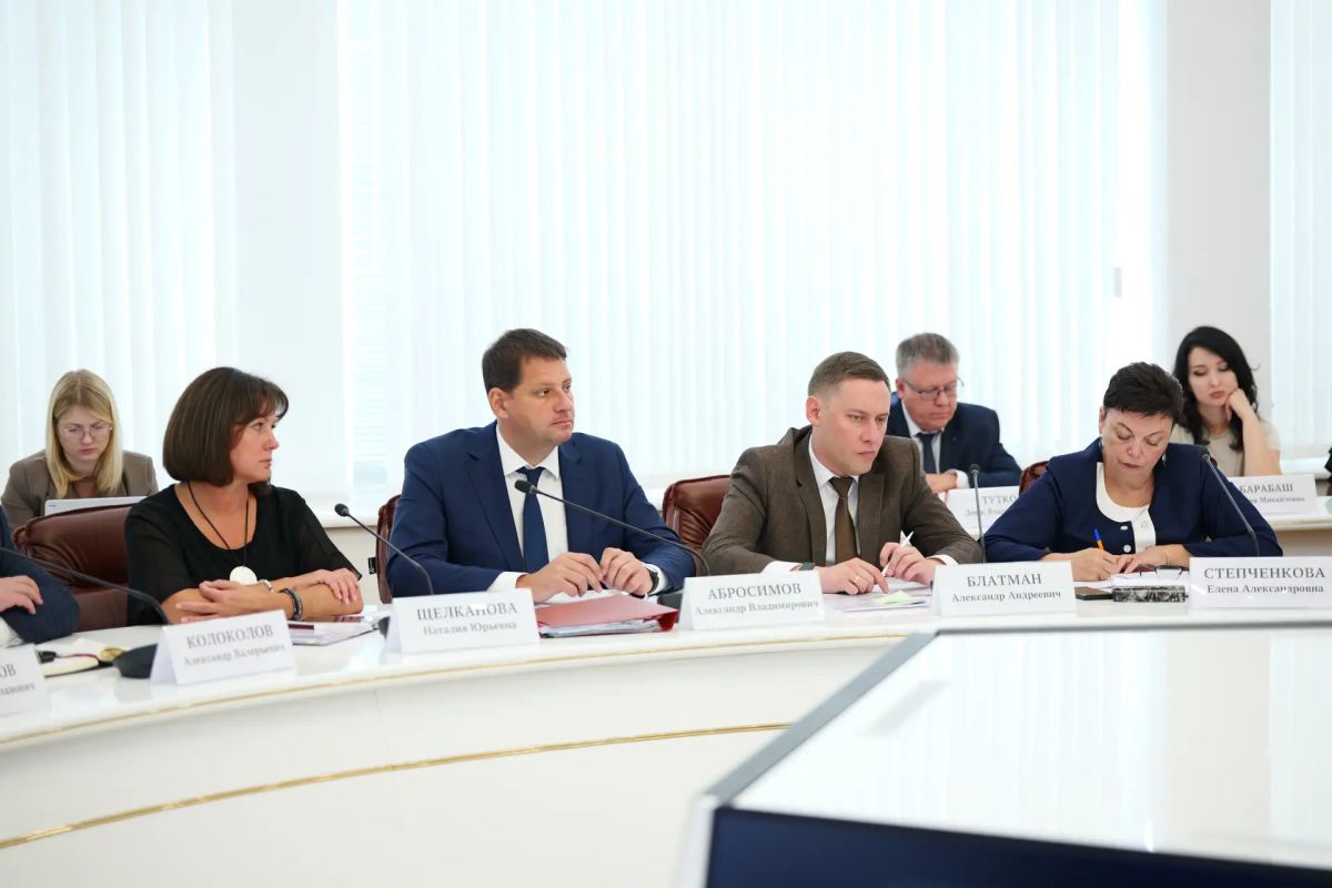 Губернатор Роман Бусаргин провел постоянно действующее совещание с заместителями председателя правительства, министрами, а также главами районов Губернатор Роман Бусаргин провел постоянно действующее совещание с заместителями председателя правительства, министрами, а также главами районов