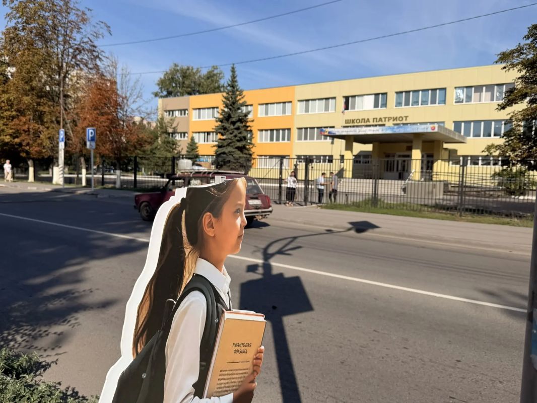 Всего за несколько дней после установки пострадали ещё четыре макета школьниц Всего за несколько дней после установки пострадали ещё четыре макета школьниц