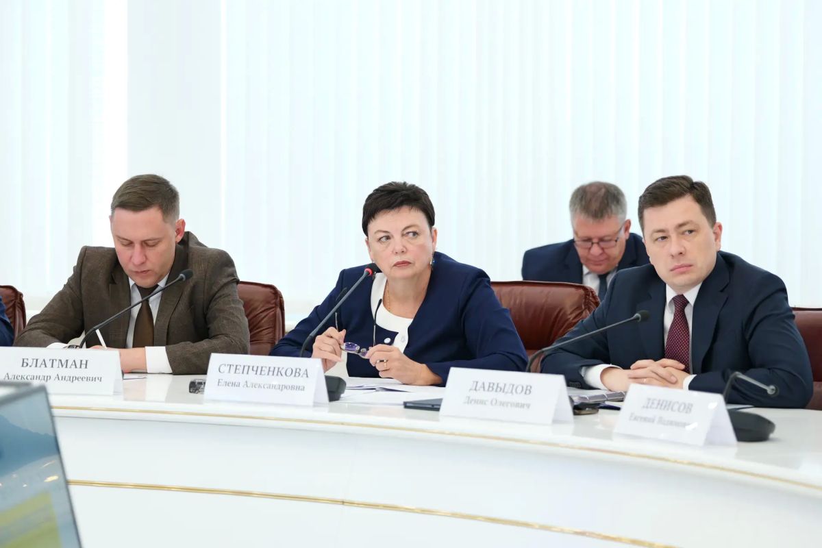 Губернатор Роман Бусаргин провел постоянно действующее совещание с заместителями председателя правительства, министрами, а также главами районов Губернатор Роман Бусаргин провел постоянно действующее совещание с заместителями председателя правительства, министрами, а также главами районов