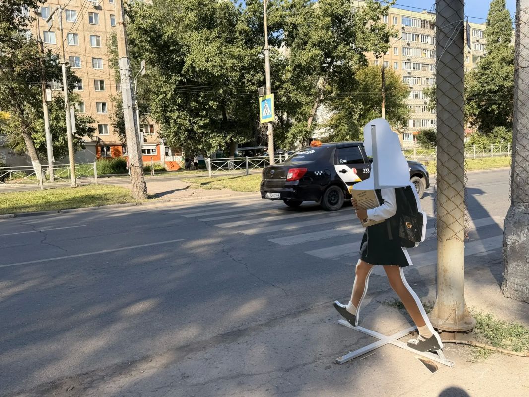 Всего за несколько дней после установки пострадали ещё четыре макета школьниц Всего за несколько дней после установки пострадали ещё четыре макета школьниц