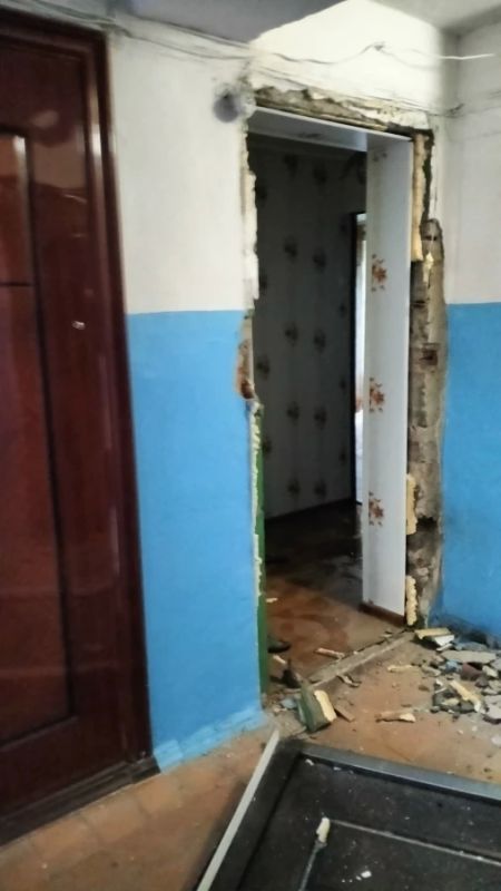 В Балашове выбило дверь квартиры от разрыва скороварки В Балашове выбило дверь квартиры от разрыва скороварки