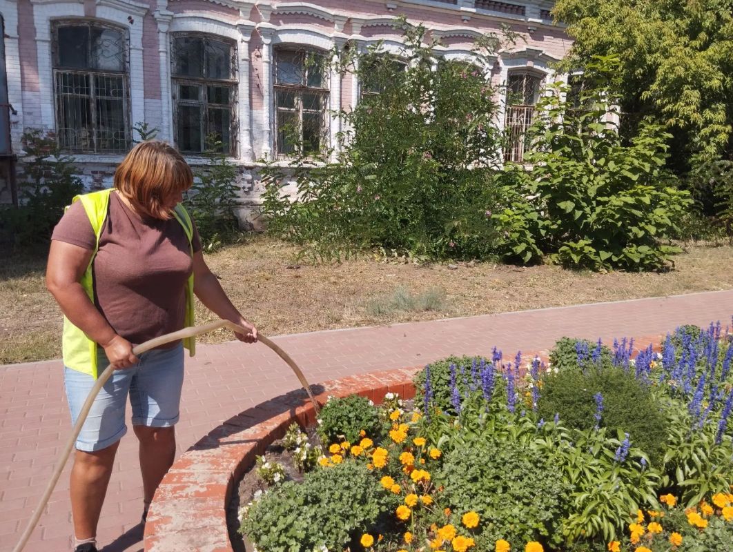 Работы по благоустройству общественных территорий продолжаются Работы по благоустройству общественных территорий продолжаются