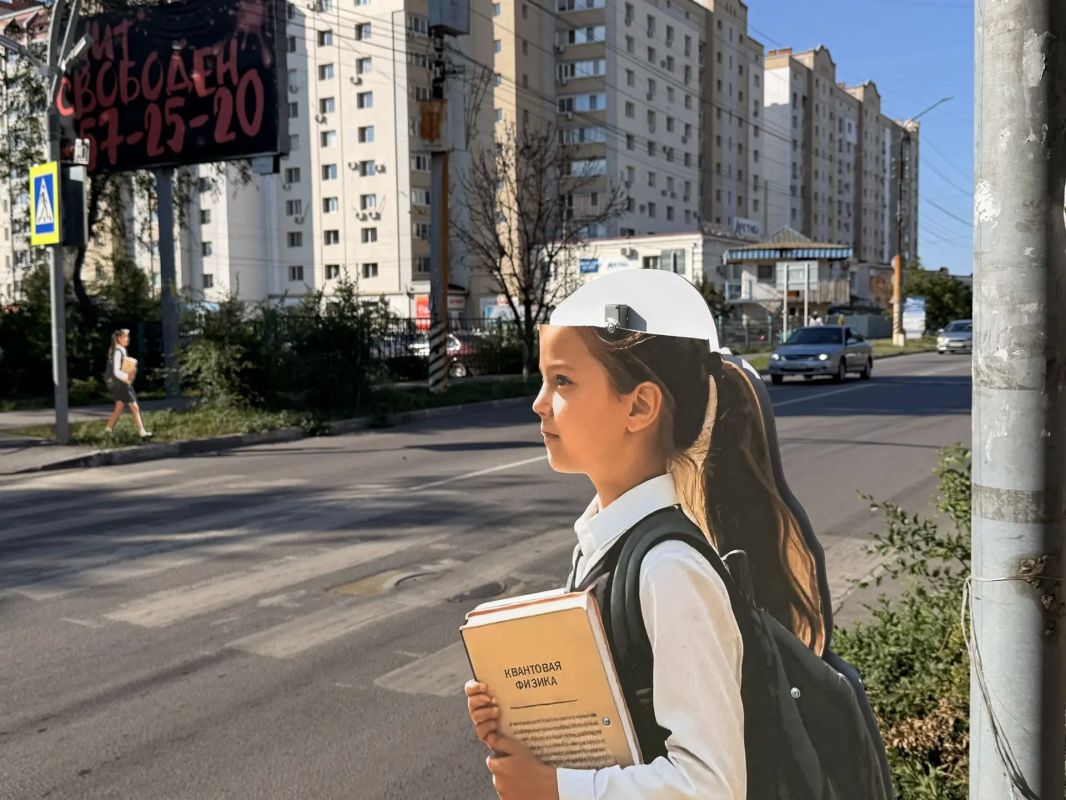 Всего за несколько дней после установки пострадали ещё четыре макета школьниц Всего за несколько дней после установки пострадали ещё четыре макета школьниц