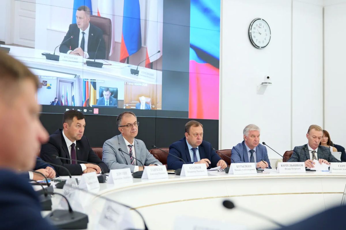 Губернатор Роман Бусаргин провел постоянно действующее совещание с заместителями председателя правительства, министрами, а также главами районов Губернатор Роман Бусаргин провел постоянно действующее совещание с заместителями председателя правительства, министрами, а также главами районов