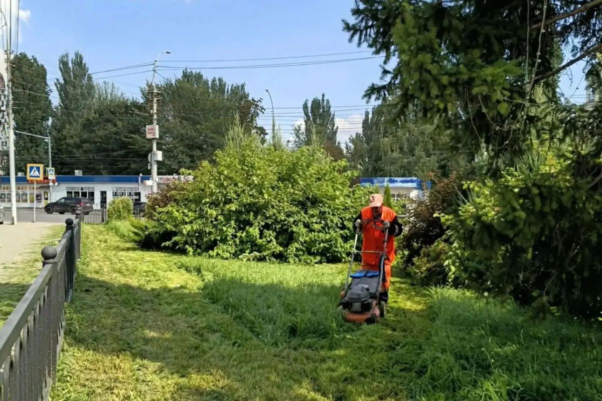 Уборка города. Коммунальные службы осуществляют работы по покосу травы, уборке скверов, поливу зеленых зон, очистке контейнерных площадок и прилегающих территорий, дорожного полотна, а также содержанию объектов... Уборка города. Коммунальные службы осуществляют работы по покосу травы, уборке скверов, поливу зеленых зон, очистке контейнерных площадок и прилегающих территорий, дорожного полотна, а также содержанию объектов...