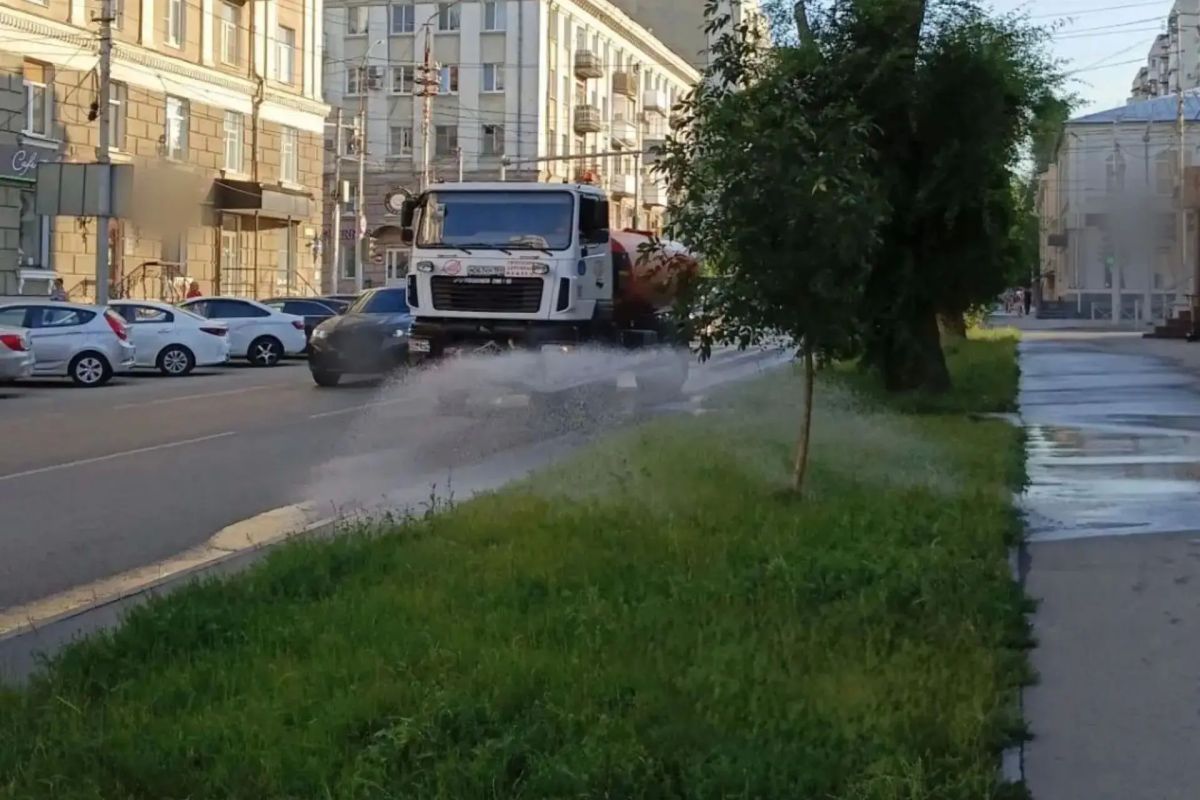 Уборка города. Коммунальные службы осуществляют работы по покосу травы, уборке скверов, поливу зеленых зон, очистке контейнерных площадок и прилегающих территорий, дорожного полотна, а также содержанию объектов... Уборка города. Коммунальные службы осуществляют работы по покосу травы, уборке скверов, поливу зеленых зон, очистке контейнерных площадок и прилегающих территорий, дорожного полотна, а также содержанию объектов...