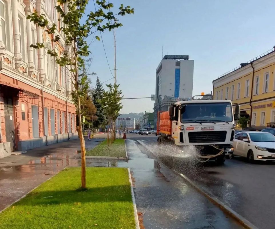 Уборка города. Коммунальные службы осуществляют работы по покосу травы, уборке скверов, поливу зеленых зон, очистке контейнерных площадок и прилегающих территорий, дорожного полотна, а также содержанию объектов... Уборка города. Коммунальные службы осуществляют работы по покосу травы, уборке скверов, поливу зеленых зон, очистке контейнерных площадок и прилегающих территорий, дорожного полотна, а также содержанию объектов...