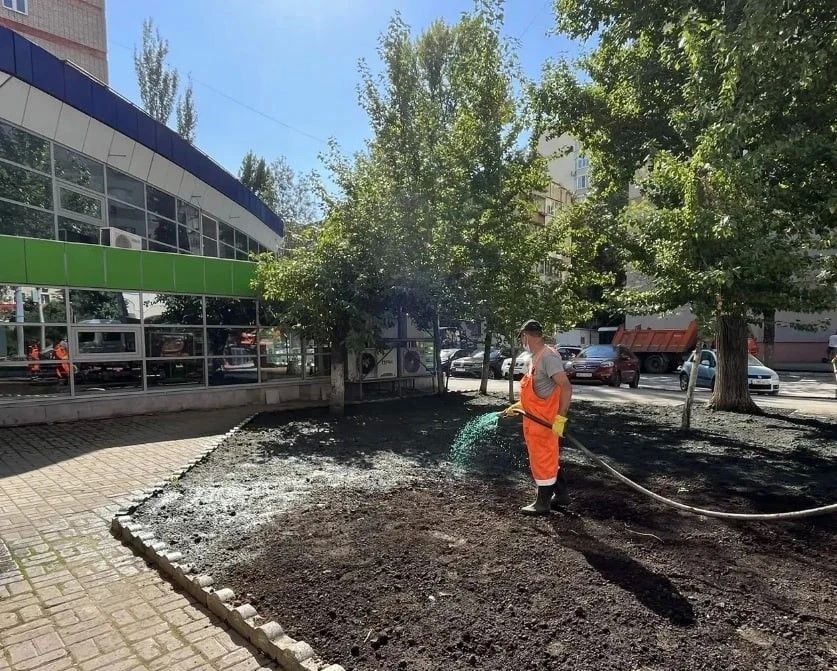 Уборка города. Коммунальные службы осуществляют работы по покосу травы, уборке скверов, поливу зеленых зон, очистке контейнерных площадок и прилегающих территорий, дорожного полотна, а также содержанию объектов... Уборка города. Коммунальные службы осуществляют работы по покосу травы, уборке скверов, поливу зеленых зон, очистке контейнерных площадок и прилегающих территорий, дорожного полотна, а также содержанию объектов...