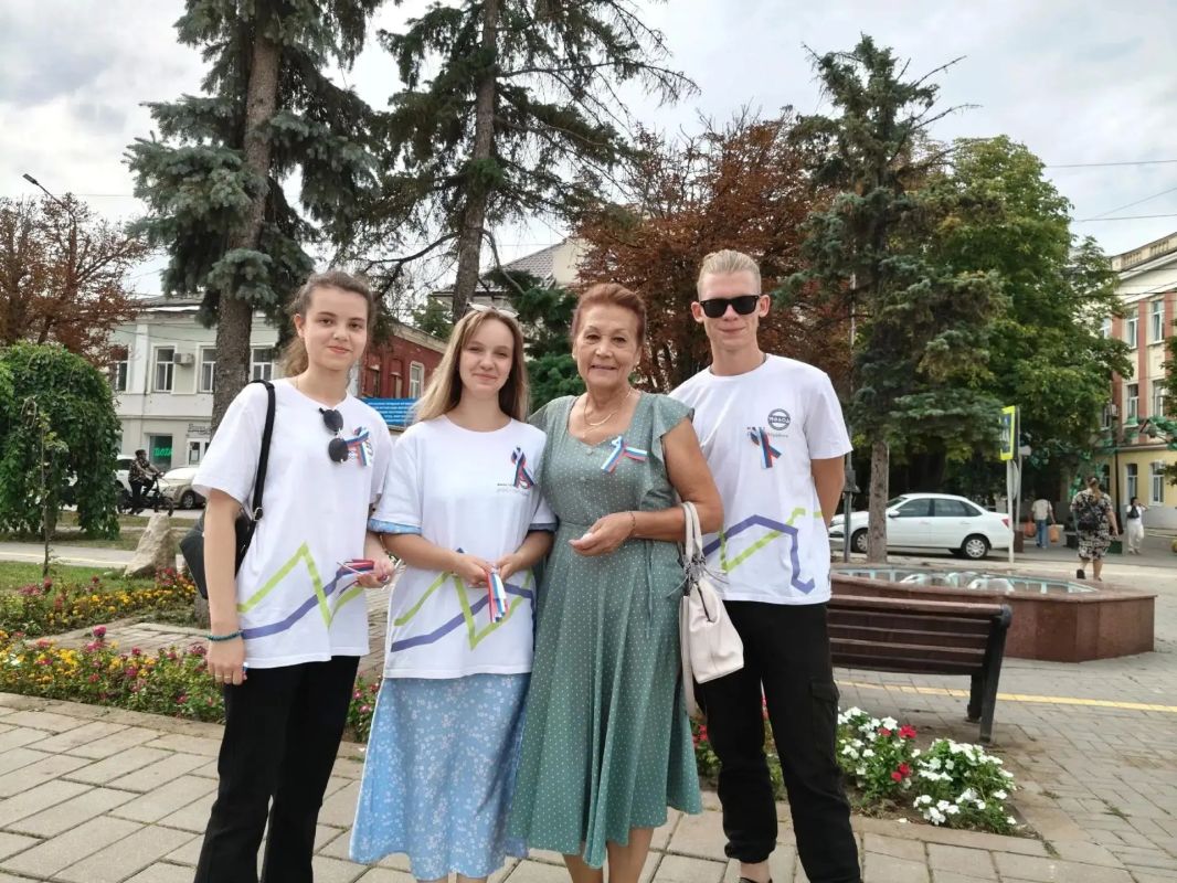 В преддверии Дня Государственного флага Российской Федерации в Энгельсе прошла по-настоящему объединяющая патриотическая акция В преддверии Дня Государственного флага Российской Федерации в Энгельсе прошла по-настоящему объединяющая патриотическая акция