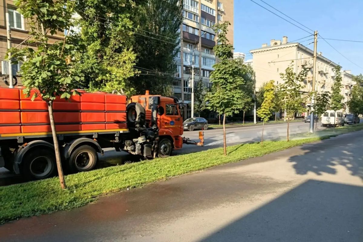Уборка города. Коммунальные службы осуществляют работы по покосу травы, уборке скверов, поливу зеленых зон, очистке контейнерных площадок и прилегающих территорий, дорожного полотна, а также содержанию объектов... Уборка города. Коммунальные службы осуществляют работы по покосу травы, уборке скверов, поливу зеленых зон, очистке контейнерных площадок и прилегающих территорий, дорожного полотна, а также содержанию объектов...