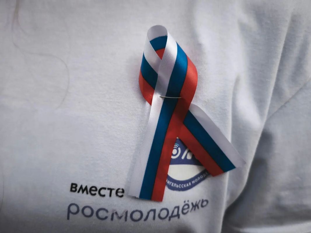 В преддверии Дня Государственного флага Российской Федерации в Энгельсе прошла по-настоящему объединяющая патриотическая акция В преддверии Дня Государственного флага Российской Федерации в Энгельсе прошла по-настоящему объединяющая патриотическая акция