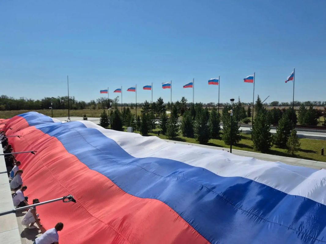 В Парке покорителей космоса впервые развернули 100-метровый Государственный флаг Российской Федерации В Парке покорителей космоса впервые развернули 100-метровый Государственный флаг Российской Федерации