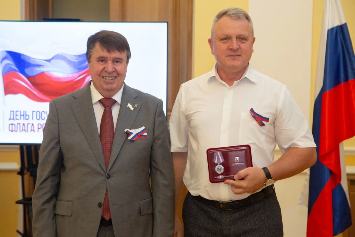 Ко Дню Государственного Флага Российской Федерации крымчанам вручили заслуженные награды Ко Дню Государственного Флага Российской Федерации крымчанам вручили заслуженные награды