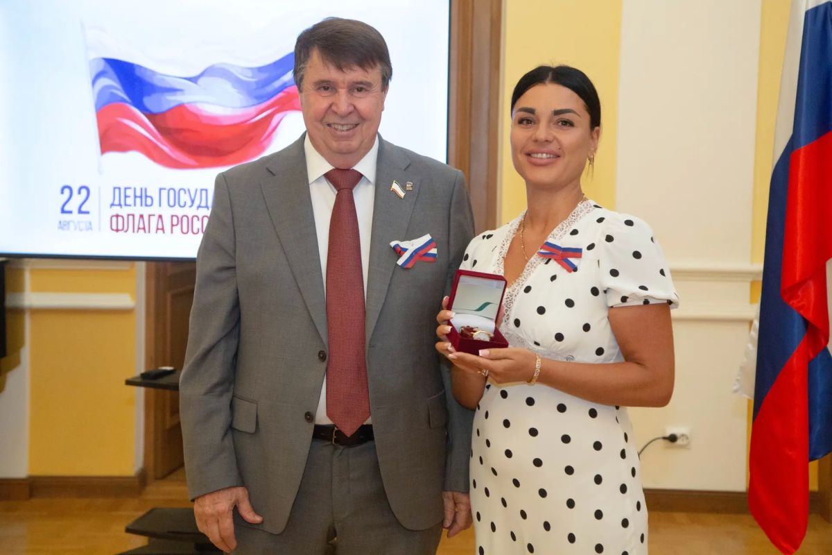 Ко Дню Государственного Флага Российской Федерации крымчанам вручили заслуженные награды Ко Дню Государственного Флага Российской Федерации крымчанам вручили заслуженные награды