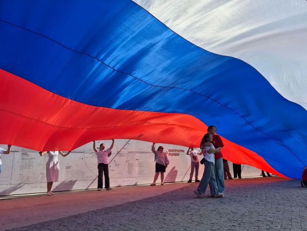 В Парке покорителей космоса впервые развернули 100-метровый Государственный флаг Российской Федерации В Парке покорителей космоса впервые развернули 100-метровый Государственный флаг Российской Федерации
