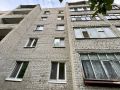 Двухлетний мальчик выпал из окна пятого этажа и выжил в Саратовской области
