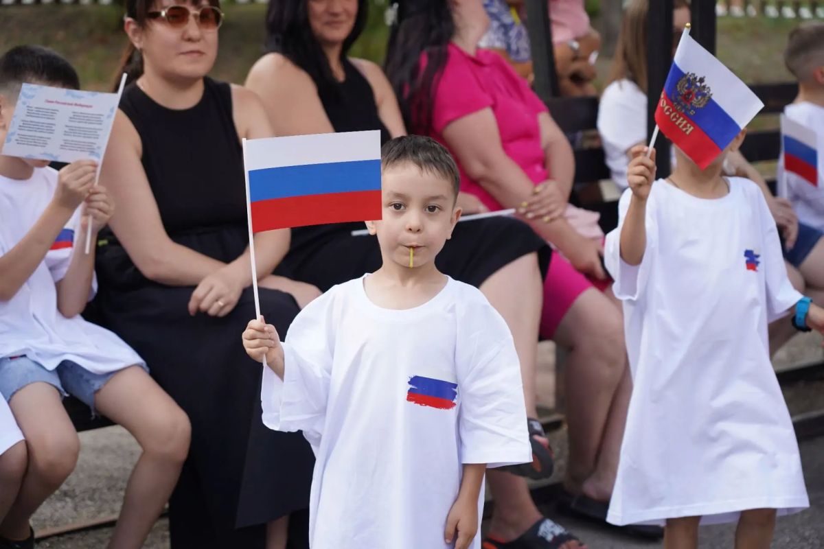 Юных жителей области и студентов познакомили с государственными символами России Юных жителей области и студентов познакомили с государственными символами России