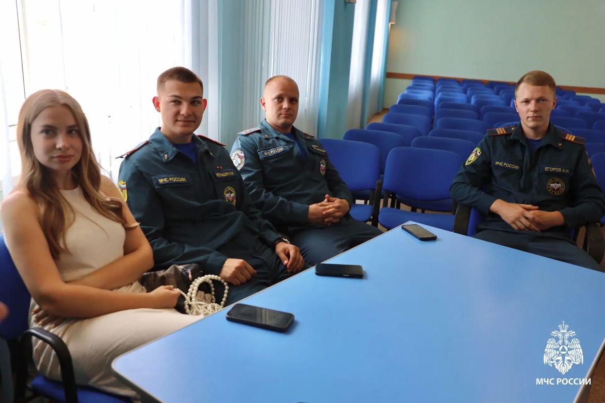 Символы России. Молодые сотрудники ГУ МЧС России по Саратовской области приняли участие в мероприятиях ко Дню Государственного флага России в рамках Всероссийской акции "Цвета Родины" Символы России. Молодые сотрудники ГУ МЧС России по Саратовской области приняли участие в мероприятиях ко Дню Государственного флага России в рамках Всероссийской акции "Цвета Родины"