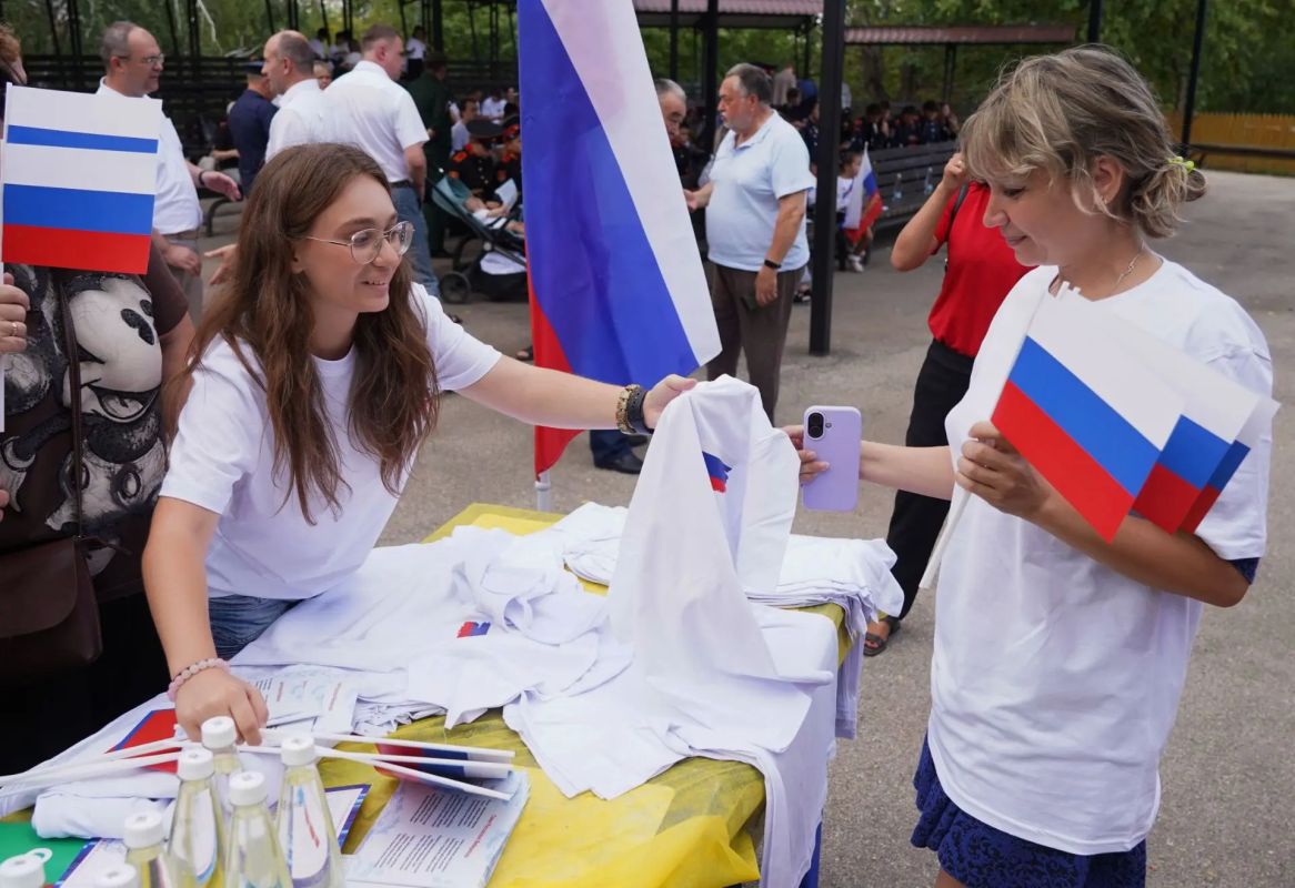 Юных жителей области и студентов познакомили с государственными символами России