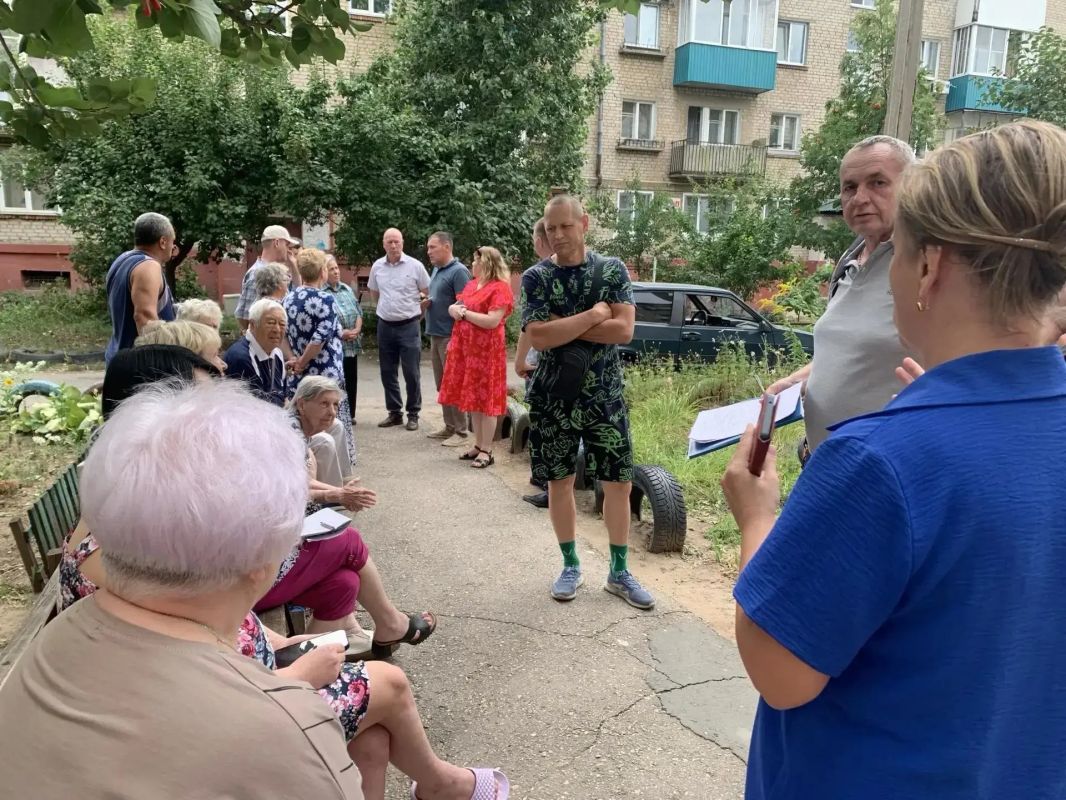 В Балаково по поручению главы района Сергея Барулина прошла очередная встреча с жителями домов, где были выявлены нарушения и отключен газ В Балаково по поручению главы района Сергея Барулина прошла очередная встреча с жителями домов, где были выявлены нарушения и отключен газ