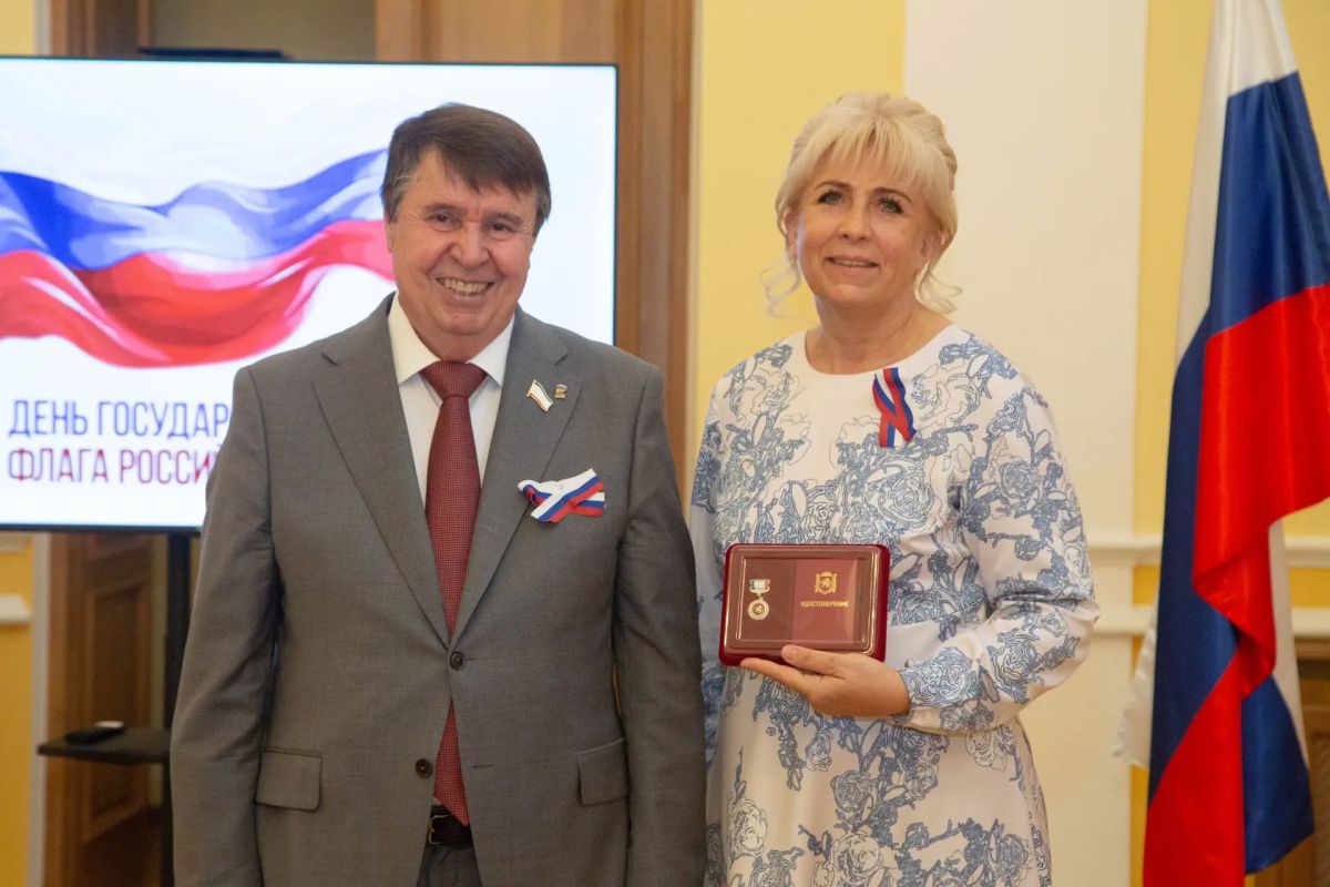 Ко Дню Государственного Флага Российской Федерации крымчанам вручили заслуженные награды Ко Дню Государственного Флага Российской Федерации крымчанам вручили заслуженные награды