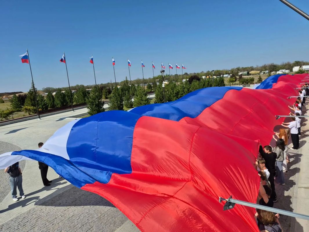 В Парке покорителей космоса впервые развернули 100-метровый Государственный флаг Российской Федерации В Парке покорителей космоса впервые развернули 100-метровый Государственный флаг Российской Федерации