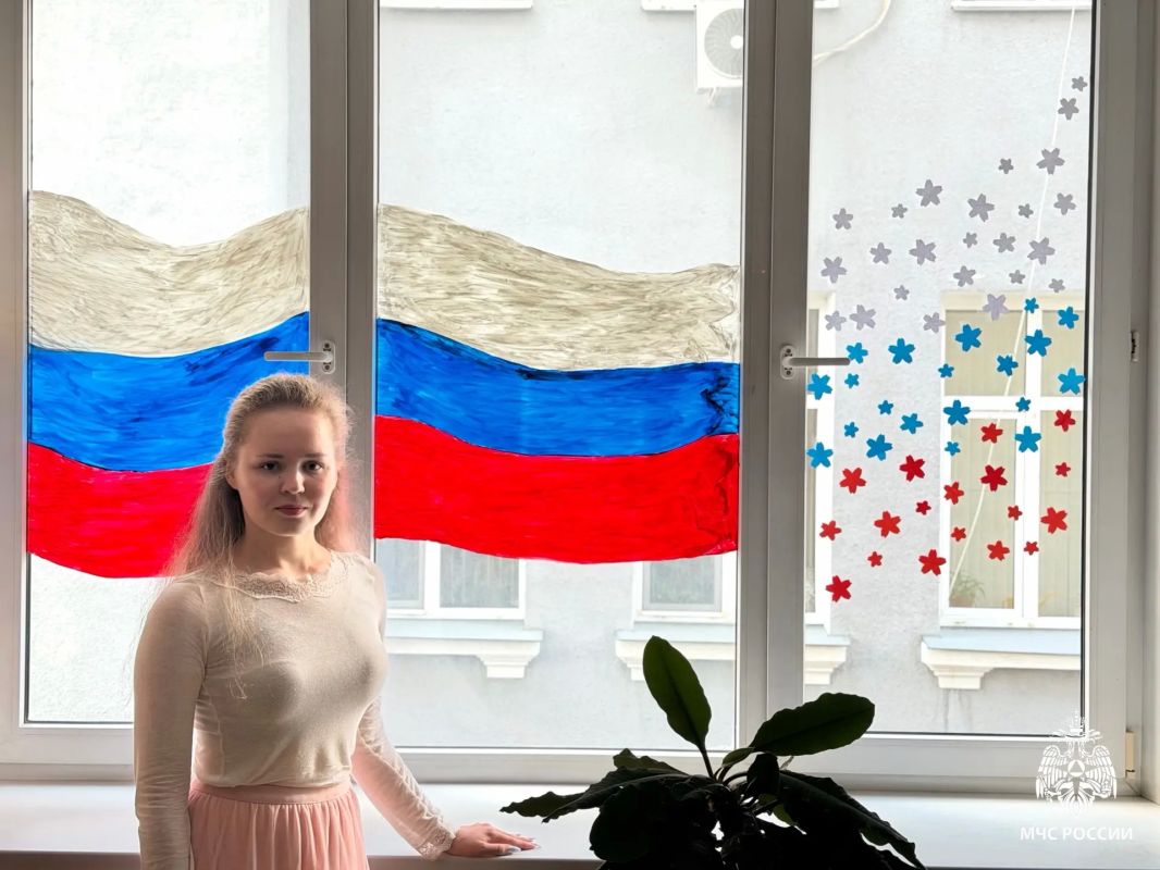 Символы России. Молодые сотрудники ГУ МЧС России по Саратовской области приняли участие в мероприятиях ко Дню Государственного флага России в рамках Всероссийской акции "Цвета Родины" Символы России. Молодые сотрудники ГУ МЧС России по Саратовской области приняли участие в мероприятиях ко Дню Государственного флага России в рамках Всероссийской акции "Цвета Родины"
