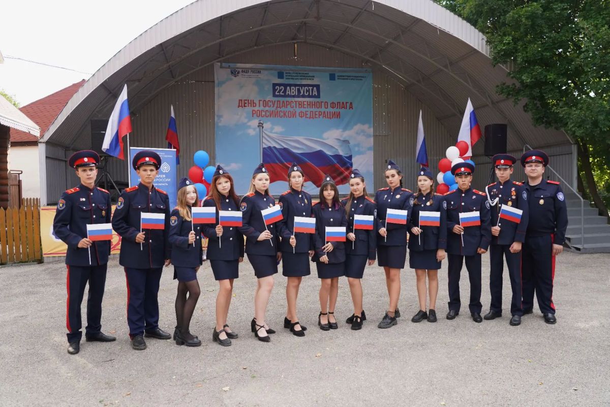Юных жителей области и студентов познакомили с государственными символами России Юных жителей области и студентов познакомили с государственными символами России