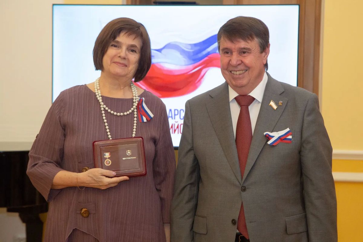 Ко Дню Государственного Флага Российской Федерации крымчанам вручили заслуженные награды Ко Дню Государственного Флага Российской Федерации крымчанам вручили заслуженные награды