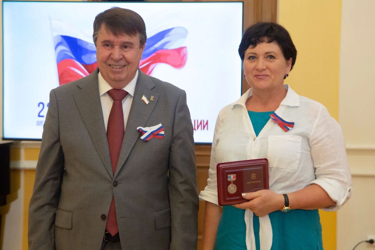 Ко Дню Государственного Флага Российской Федерации крымчанам вручили заслуженные награды Ко Дню Государственного Флага Российской Федерации крымчанам вручили заслуженные награды